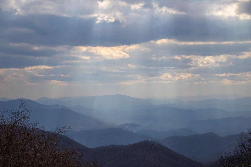 Smoky Mountain National Park - Majestic view of the mountains, adorned with lush greenery, showcasing the serene beauty of one of America's most iconic national parks. A tranquil and picturesque destination for nature enthusiasts and outdoor adventurers.