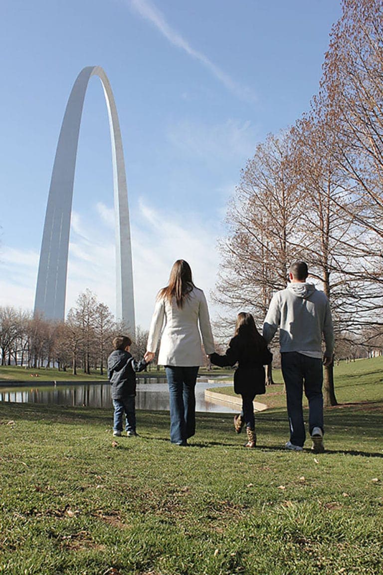 Family walking towards the Gateway Arch