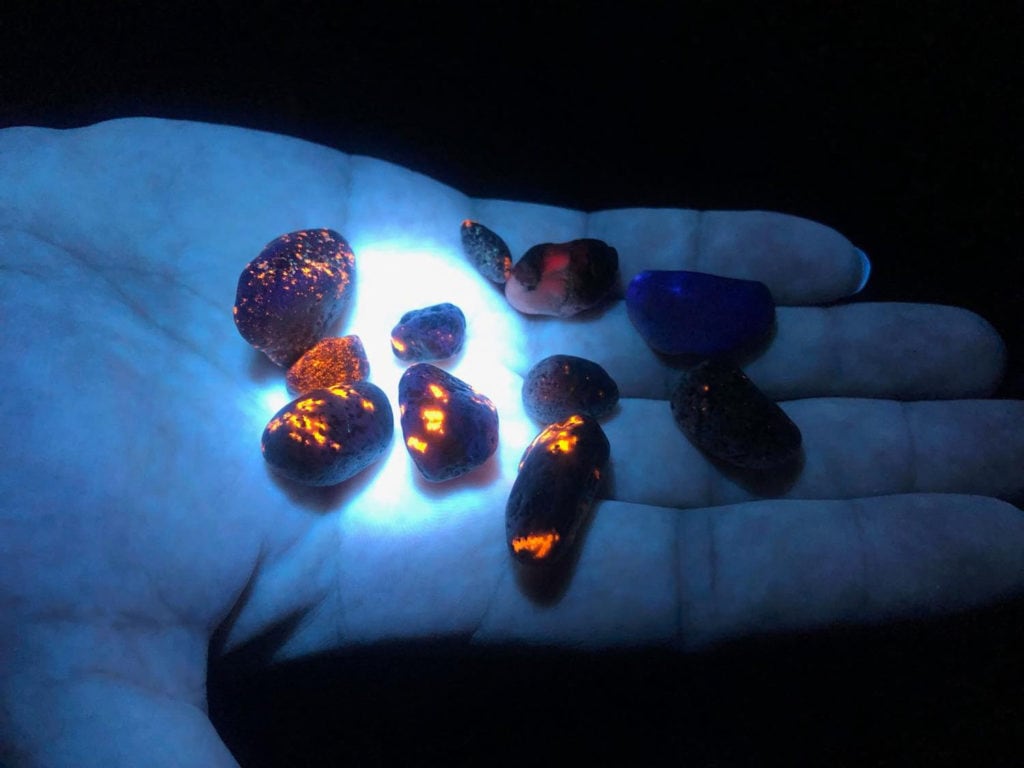 A picture of a group of glowing rocks, Yooperlites.
