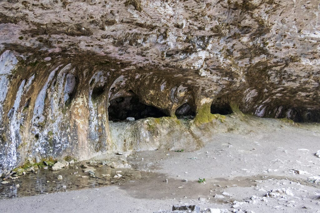 Some tiny cave-like areas behind Spouting Rock.